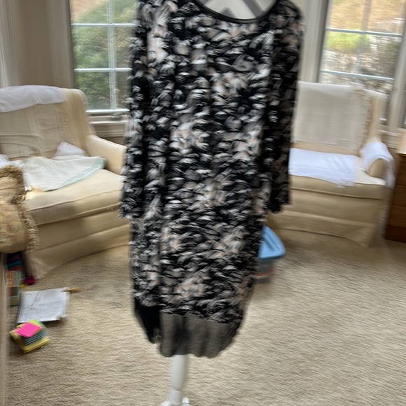 V neck 3/4 leg length sleeve z. Black fabric around beck and hem 33” - Picture 5 of 5